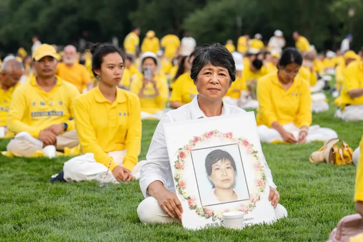 Wen Ying en una vigilia con velas en memoria de los practicantes de Falun Gong perseguidos hasta la muerte por el Partido Comunista Chino en China, en Washington, el 17 de julio de 2025. (Samira Bouaou/The Epoch Times)