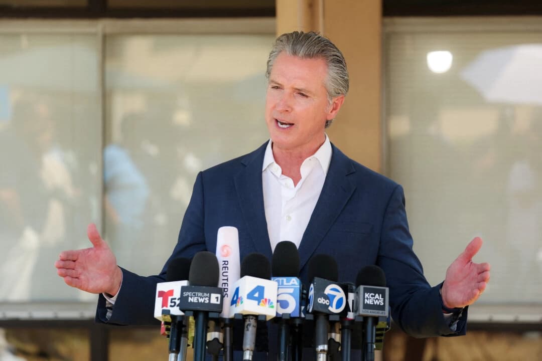 El gobernador de California, Gavin Newsom, ofrece una rueda de prensa en la iglesia Downey Memorial Christian Church de Downey, California, el 16 de julio de 2025. (Patrick T. Fallon/AFP a través de Getty Images)