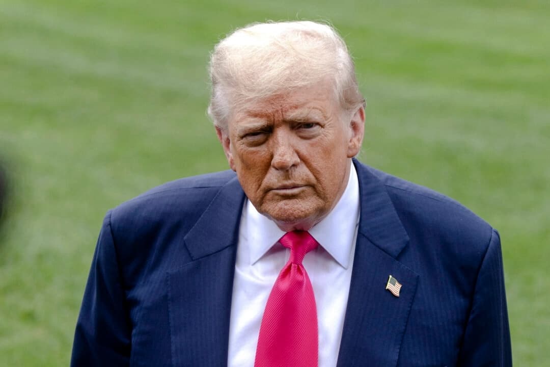 El presidente Donald Trump habla con los medios de comunicación antes de subir al Marine One en el jardín sur de la Casa Blanca el 15 de julio de 2025. (Mehmet Eser/Middle East Images vía AFP vía Getty Images)
