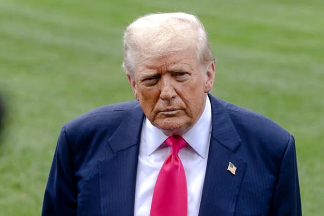 Trump firma orden para reclasificar a trabajadores federales no permanentes