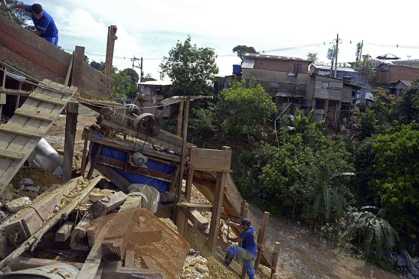 Mineros trabajan en "La Primavera", una mina de oro con licencia en el municipio de Segovia, departamento de Antioquia, Colombia, el 19 de mayo de 2014. (Raul Arboleda/AFP vía Getty Images)
