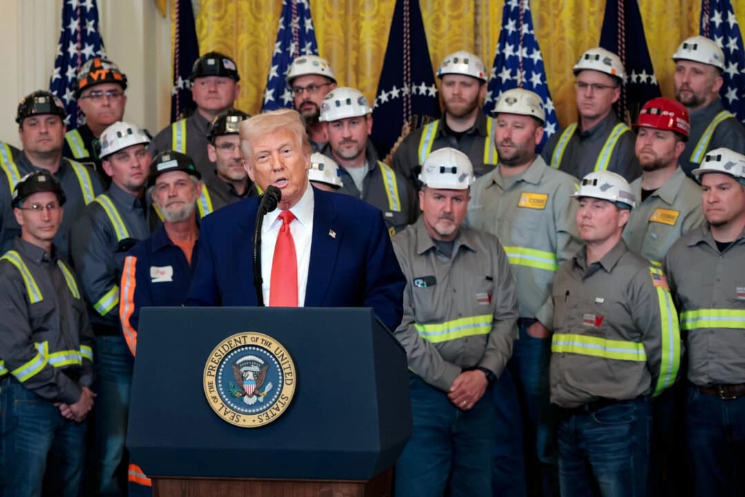 El presidente Donald Trump habla junto a trabajadores del carbón y la energía durante una ceremonia de firma de un decreto ejecutivo en la Casa Blanca el 8 de abril de 2025. (Anna Moneymaker/Getty Images).