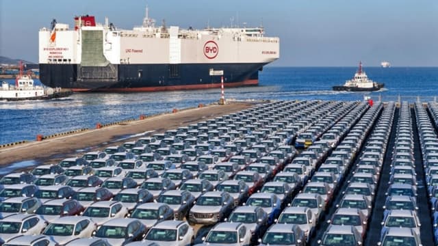 Coches eléctricos destinados a la exportación esperan a ser cargados en Yantai, en la provincia de Shandong, al este de China, el 10 de enero de 2024. (AFP a través de Getty Images)
