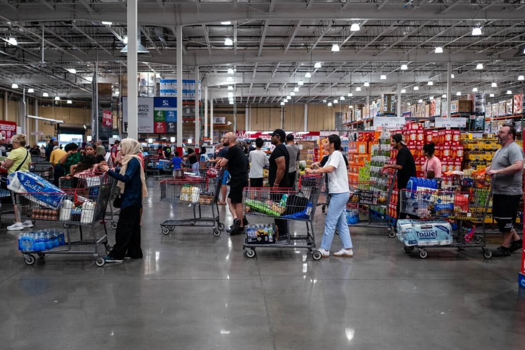 La gente compra en una tienda en Elkridge, Maryland, el 11 de julio de 2025. (Madalina Kilroy/The Epoch Times)
