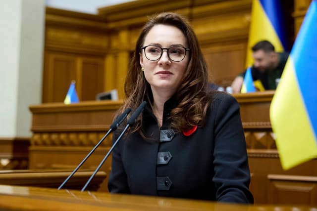 Zelenski nombra nueva primer ministro y planea aumentar la producción nacional de armas