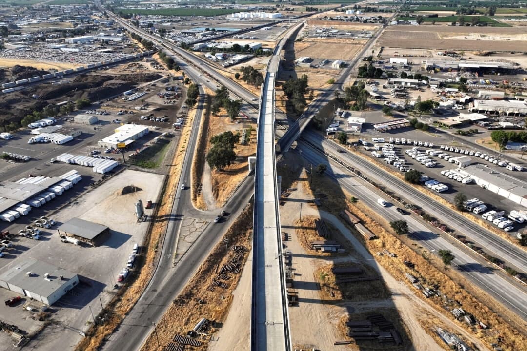 Vista aérea de un puente del tren de alta velocidad de California a su paso por Fresno, California, el 8 de junio de 2025. (REUTERS/Fred Greaves/Foto de archivo)
