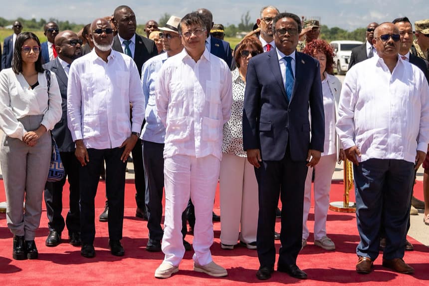 Fotografía cedida el 18 de julio de 2025 por la Presidencia de Haití que muestra al presidente de Colombia, Gustavo Petro (c) siendo recibido por el presidente del Consejo Presidencial de Transición (CPT), Fritz Alphonse Jean (2d), en Puerto Príncipe (Haití). EFE/ Presidencia de Haití.