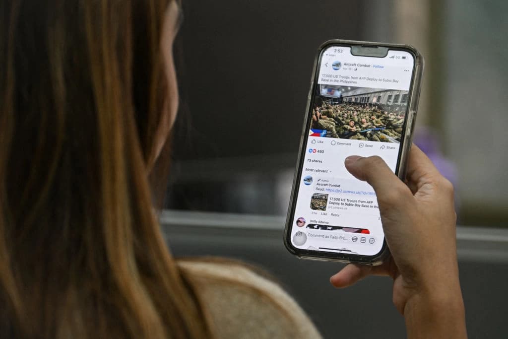 Una persona lee publicaciones de Facebook en su teléfono en Manila, Filipinas, el 21 de noviembre de 2024. (Jam Sta Rosa/AFP a través de Getty Images)