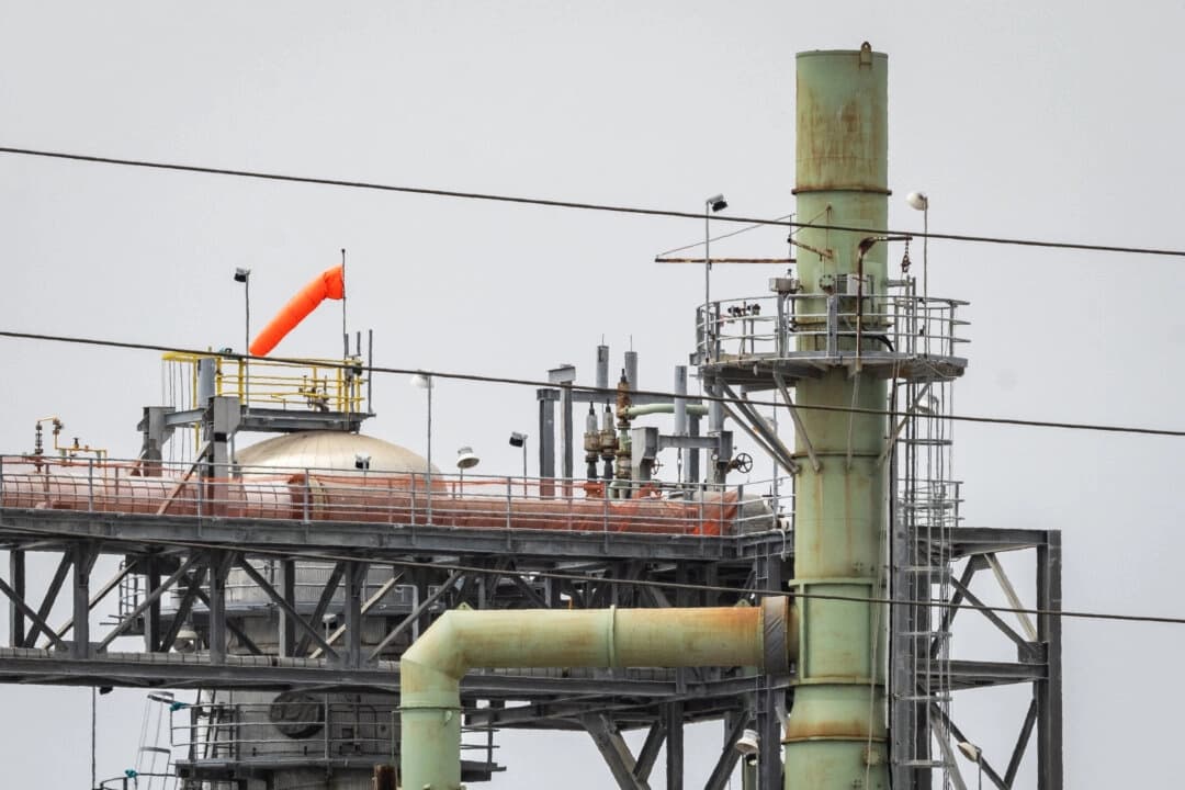 Chevron El Segundo, cerca de Los Ángeles, California, el 2 de junio de 2025. (John Fredricks/The Epoch Times)