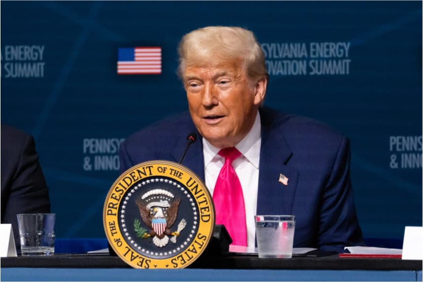El presidente de EE. UU. Donald Trump habla en la Cumbre de Energía e Innovación de Pensilvania en Pittsburgh el 15 de julio de 2025. Samira Bouaou/The Epoch Times