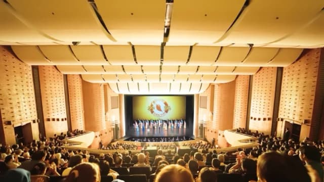 Shen Yun Performing Arts saluda al público en el Centro de Artes Escénicas de Chiayi, en Chiayi, Taiwán, el 19 de abril de 2025. (Song Shenghua/The Epoch Times).
