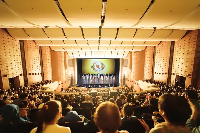 Shen Yun Performing Arts saluda al público en el Centro de Artes Escénicas de Chiayi, en Chiayi, Taiwán, el 19 de abril de 2025. (Song Shenghua/The Epoch Times).