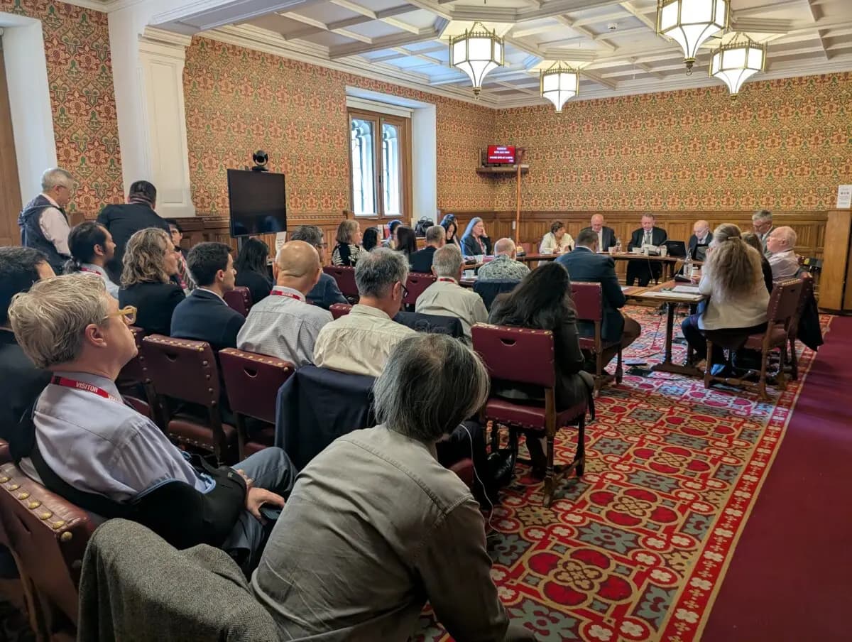 El público escucha durante un seminario parlamentario sobre la aceleración de la represión transnacional del PCCh, celebrado en el Parlamento británico en Londres el 15 de julio. (Shaoying/The Epoch Times).