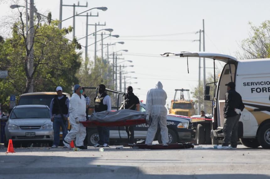 Imagen de archivo de expertos forenses que realizan investigaciones en torno a la escena donde varios hombres murieron en la zona metropolitana de Monterrey, estado de Nuevo León (México). EFE/STR