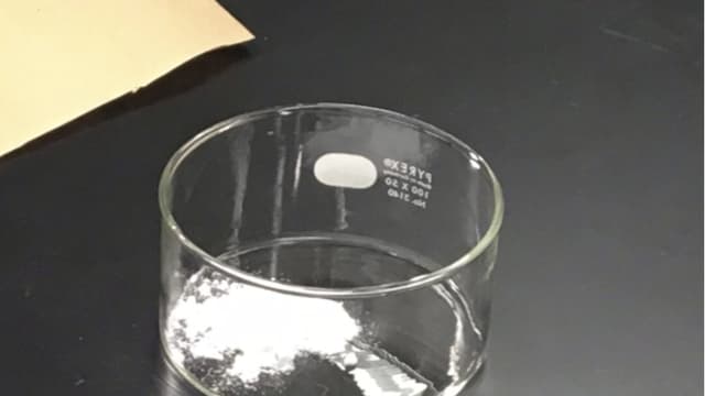 Una muestra de carfentanilo es analizada en el Laboratorio Especial de Pruebas e Investigación de la DEA en Sterling, Virginia, el 21 de octubre de 2016. Russell Baer/Administración para el Control de Drogas vía AP