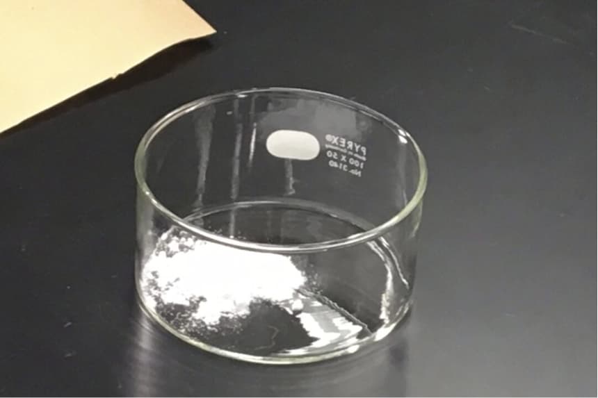 Una muestra de carfentanilo es analizada en el Laboratorio Especial de Pruebas e Investigación de la DEA en Sterling, Virginia, el 21 de octubre de 2016. Russell Baer/Administración para el Control de Drogas vía AP