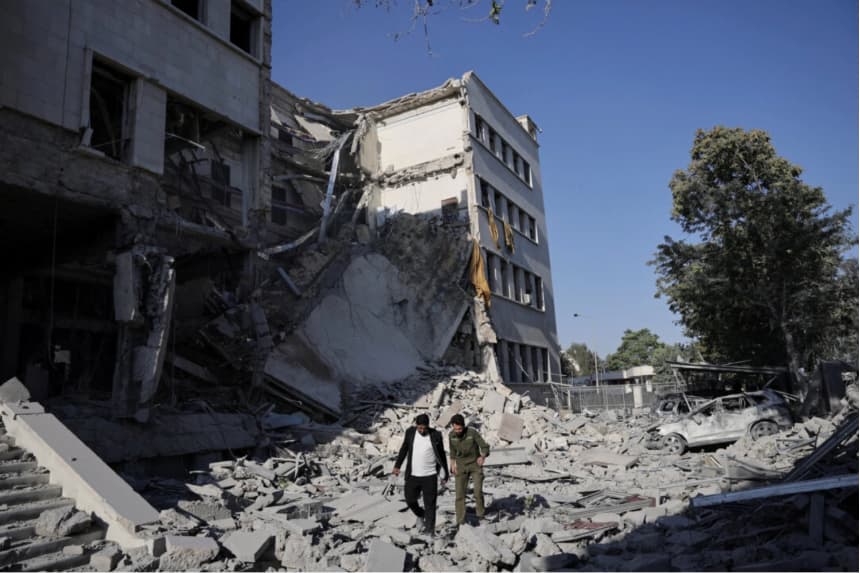 Hombres caminan entre escombros tras los poderosos ataques aéreos que sacudieron Damasco, Siria, el 16 de julio de 2025. Khalil Ashawi/Reuters