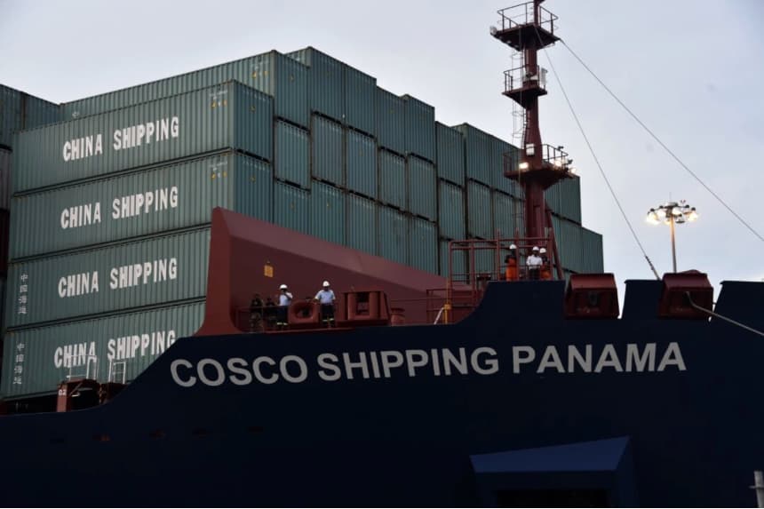 El buque mercante Cosco Shipping Panama, fletado por China, cruza las nuevas esclusas de Cocolí durante la inauguración de la ampliación del Canal de Panamá en la Ciudad de Panamá el 26 de junio de 2016. Rodrigo Arangua/AFP vía Getty Images