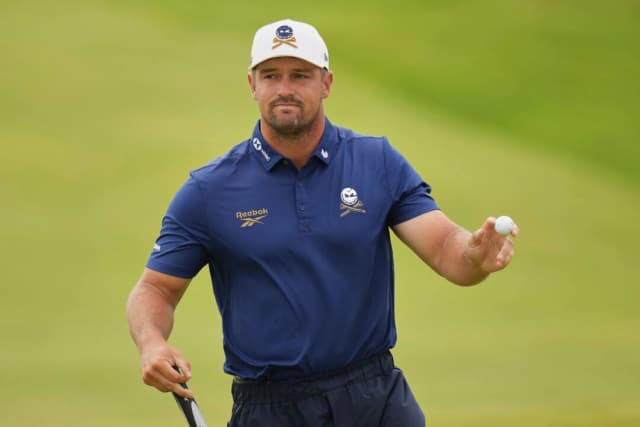 Bryson DeChambeau, de Estados Unidos, saluda al público en el tercer green durante la primera ronda del campeonato de golf Abierto Británico en el Royal Portrush Golf Club, Irlanda del Norte, el 17 de julio de 2025. (Francisco Seco/AP Photo)