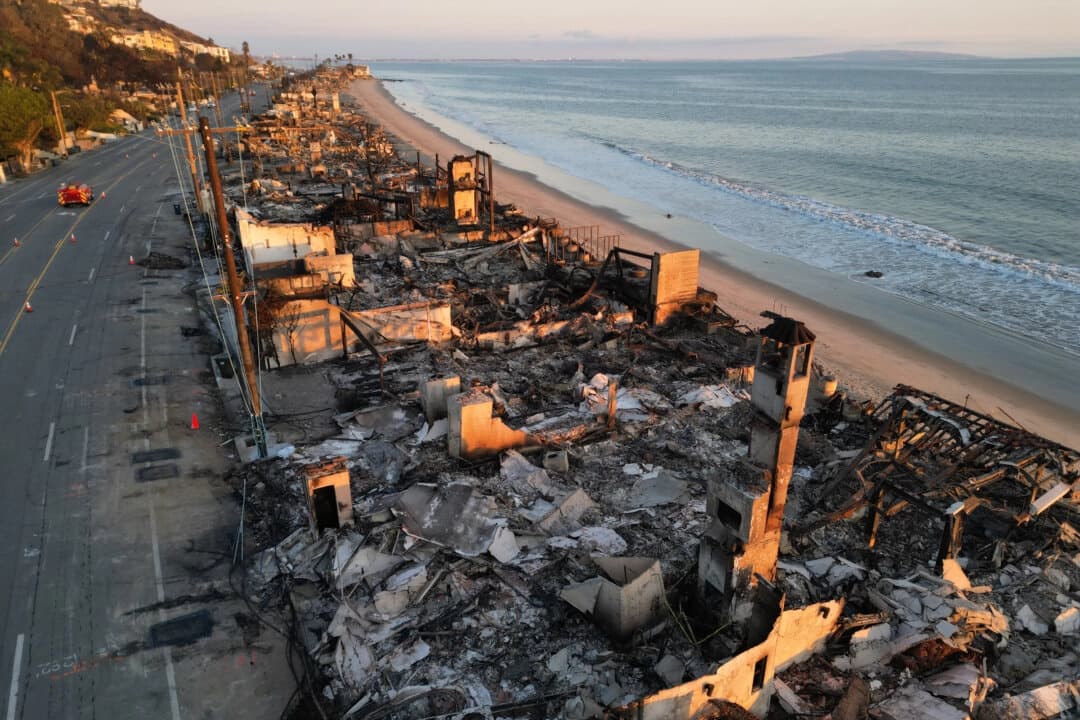 Restos de casas frente al mar destruidas en el incendio de Palisades, junto a la autopista Pacific Coast Highway en Malibú, California, el 17 de enero de 2025. (Robyn Beck/AFP a través de Getty Images)