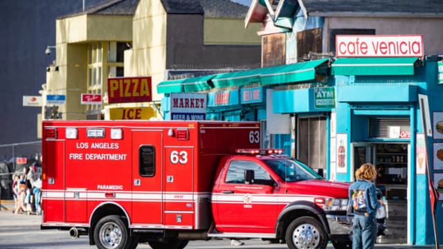 Un paramédico del LAFD responde a una emergencia en una foto de archivo. John Fredricks/The Epoch Times