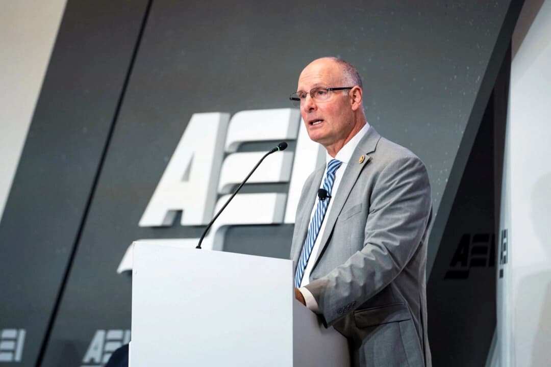 El representante John Moolenaar (R- Mich.), presidente del Comité Selecto de la Cámara de Representantes sobre la Competencia Estratégica entre Estados Unidos y el PCCh, habla en el American Enterprise Institute (AEI) en Washington el 25 de septiembre de 2024. (Madalina Vasiliu/The Epoch Times)