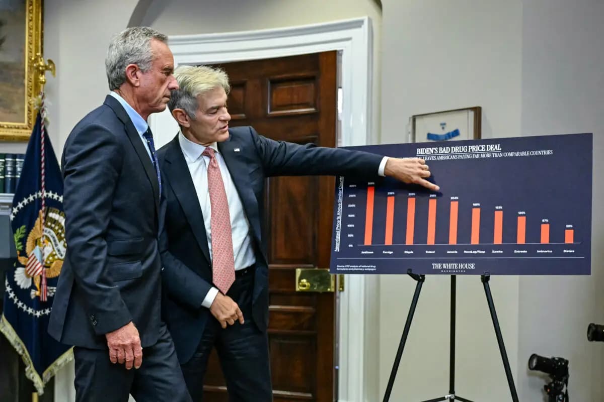 El secretario de Salud, Robert F. Kennedy Jr. (izquierda), y el Dr. Mehmet Oz, administrador de los Centros de Servicios de Medicare y Medicaid, conversan antes del inicio de una rueda de prensa en la Casa Blanca el 12 de mayo de 2025. (Jim Watson /AFP via Getty Images)