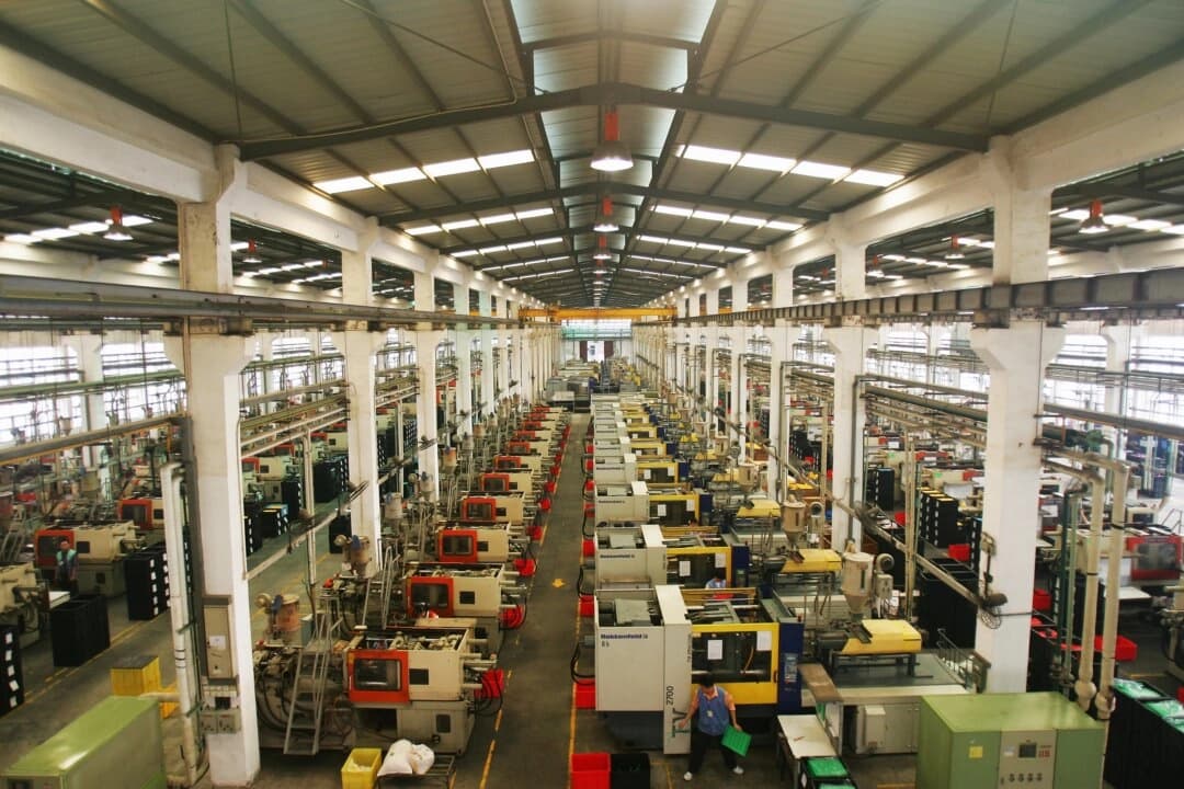 Trabajadores fabrican plantillas de juguetes de plástico en una fábrica de Dongguan, provincia de Guangdong, China, el 4 de septiembre de 2007.  (Feng Li/Getty Images)