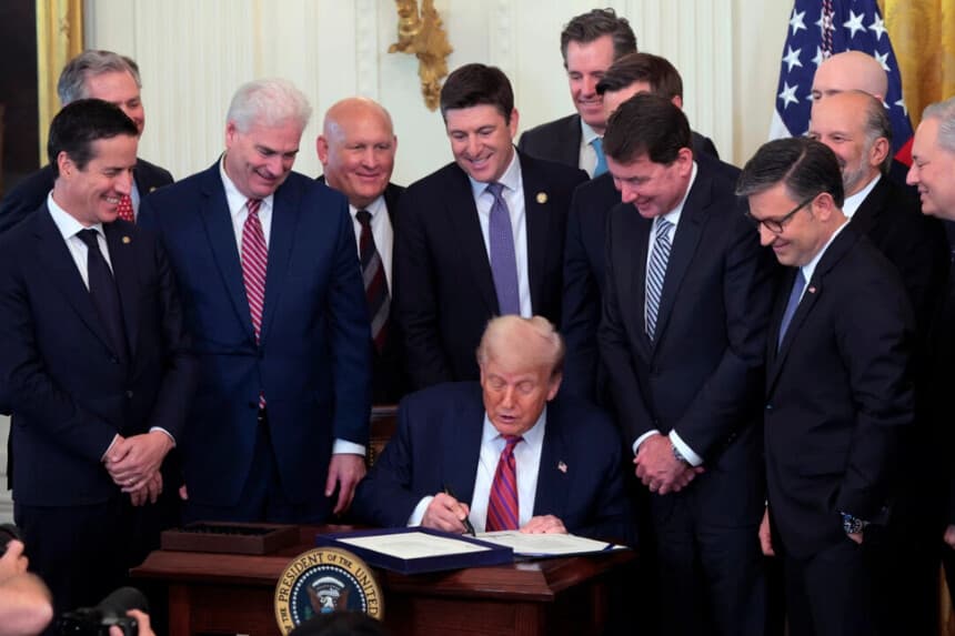 El presidente Donald Trump, rodeado de legisladores, firma la «Ley GENIUS» durante una ceremonia celebrada en el Salón Este de la Casa Blanca el 18 de julio de 2025. Anna Moneymaker/Getty Images