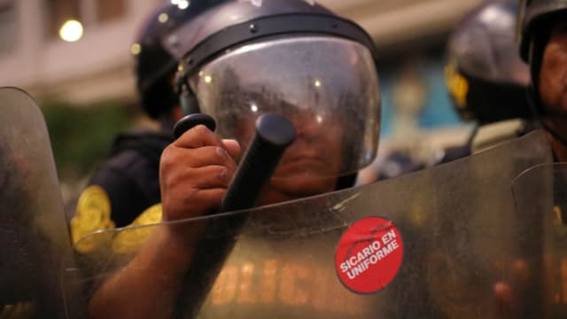 Un agente de la policía antidisturbios se ve en Lima (Perú) el 21 de marzo de 2025. (Connie France/AFP vía Getty Images)