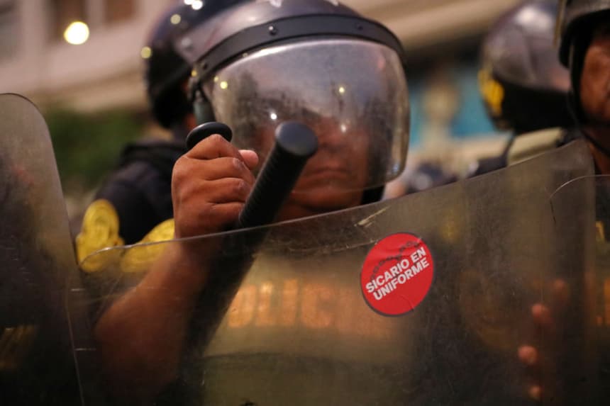 Un agente de la policía antidisturbios se ve en Lima (Perú) el 21 de marzo de 2025. (Connie France/AFP vía Getty Images)