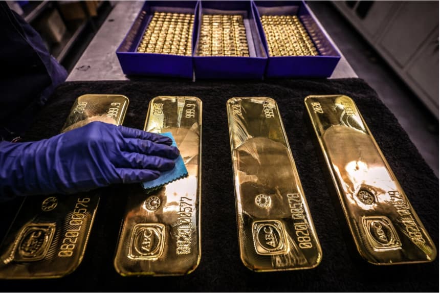 Un trabajador pule lingotes de oro en la refinería ABC de Sídney el 5 de agosto de 2020. David Gray/AFP vía Getty Images