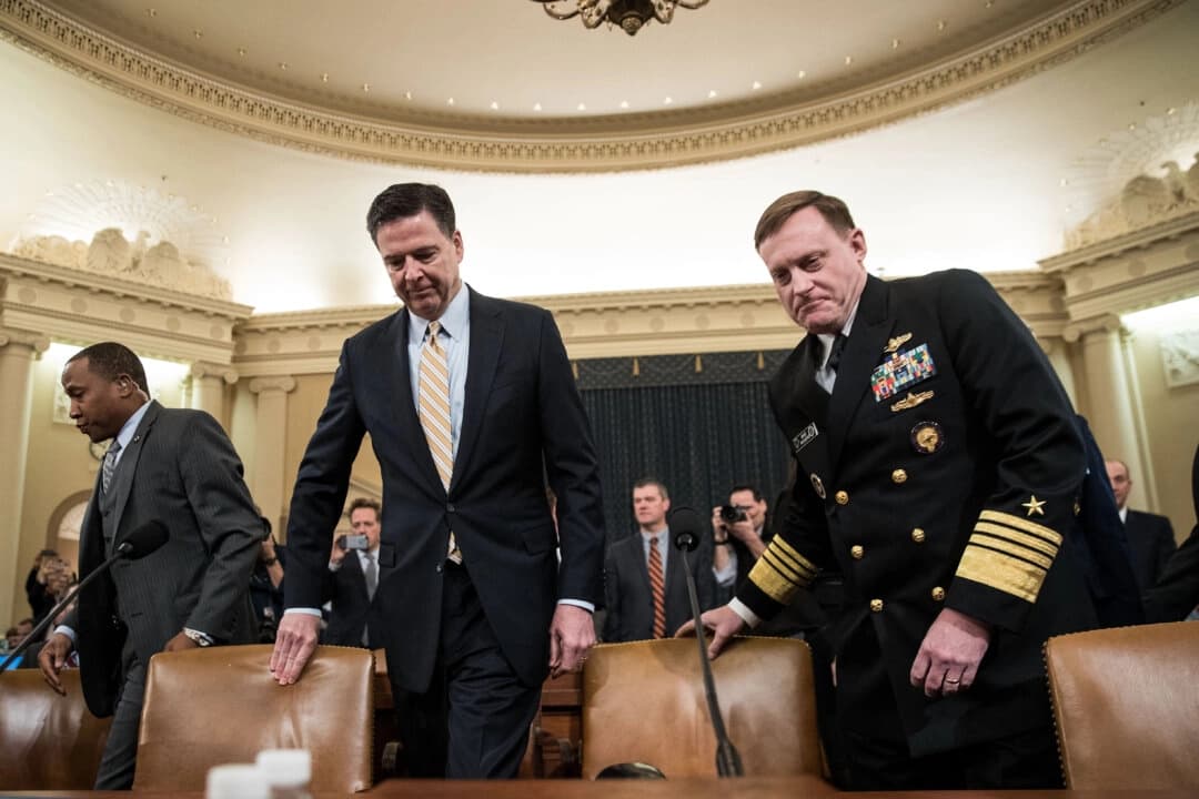 James Comey, director del FBI, y Michael Rogers, director de la NSA, llegan a una audiencia del Comité Permanente de Inteligencia de la Cámara de Representantes sobre la injerencia rusa en las elecciones estadounidenses de 2016, en el Capitolio, el 20 de marzo de 2017. (Drew Angerer/Getty Images)