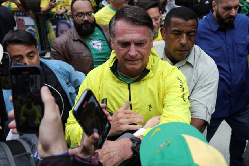 El expresidente brasileño Jair Bolsonaro saluda a sus partidarios en una manifestación contra su proceso judicial y para exigir la amnistía de todos los acusados de participar en la presunta conspiración para derrocar al gobierno, en Sao Paulo, Brasil, el 6 de abril de 2025. Amanda Perobelli/Reuters