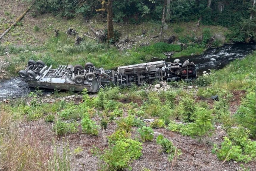 Un camión cisterna se estrelló y volcó en la Península Olímpica el 18 de julio de 2025. Departamento de Transporte del Estado de Washington vía AP