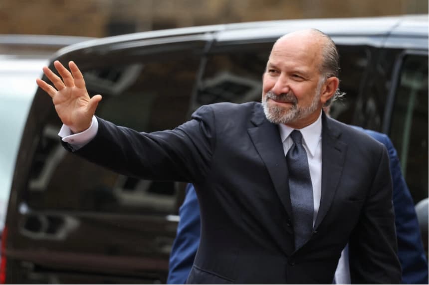 El secretario de Comercio de Estados Unidos, Howard Lutnick, saluda a su llegada a Lancaster House, en el segundo día programado para las conversaciones comerciales entre Estados Unidos y China, en Londres el 10 de junio de 2025. Reuters/Toby Melville