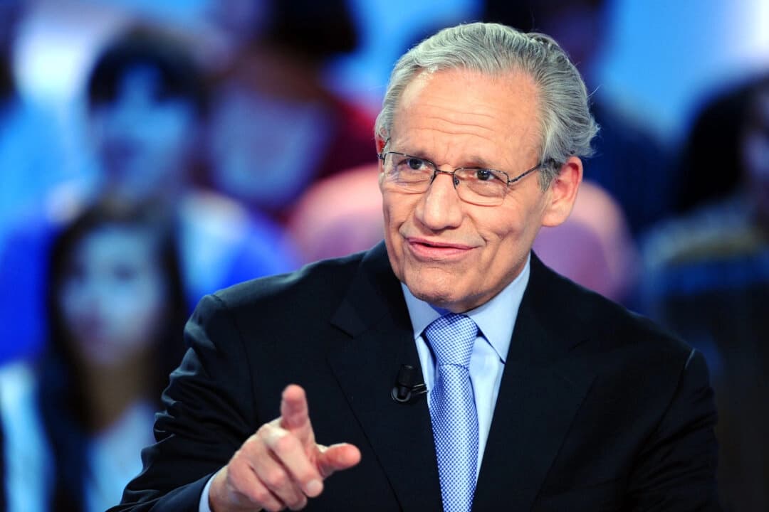 El periodista Bob Woodward participa en el programa de televisión "Le Grand Journal" de Canal+ en París el 7 de abril de 2011. (Miguel Medina/AFP vía Getty Images)