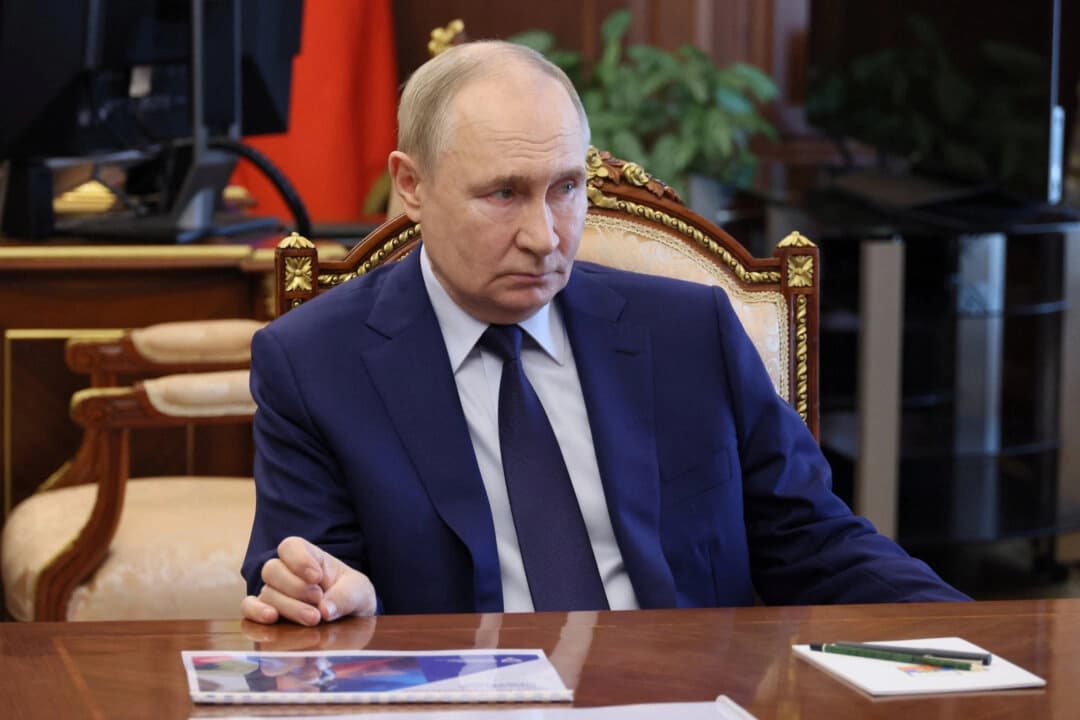 El presidente ruso, Vladimir Putin, preside una reunión sobre cuestiones sociales en Moscú, el 14 de julio de 2025. (Mikhail Metzel/Sputnik/Pool vía Reuters/Foto de archivo)