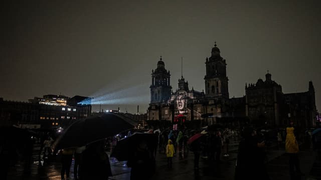 Se proyecta una imagen sobre la Catedral Metropolitana mientras el público asiste a un evento para celebrar los 700 años de Tenochtitlán en el Zócalo de la Ciudad de México, el 11 de julio de 2025. (CARL DE SOUZA/AFP vía Getty Images)
