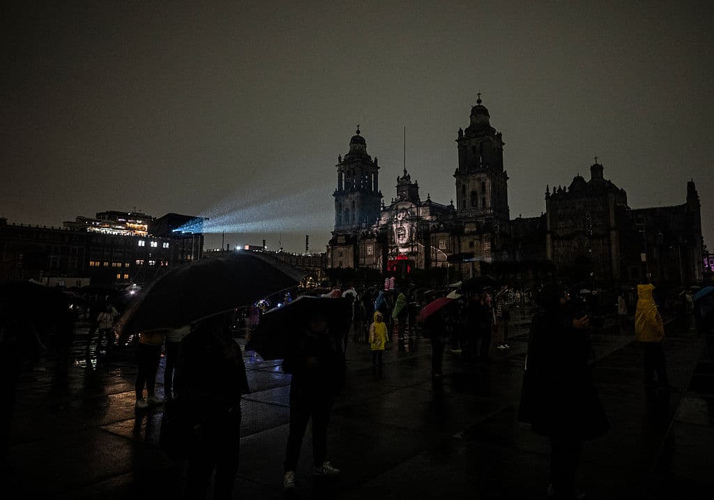 Se proyecta una imagen sobre la Catedral Metropolitana mientras el público asiste a un evento para celebrar los 700 años de Tenochtitlán en el Zócalo de la Ciudad de México, el 11 de julio de 2025. (CARL DE SOUZA/AFP vía Getty Images)