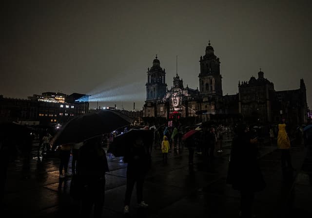 Se proyecta una imagen sobre la Catedral Metropolitana mientras el público asiste a un evento para celebrar los 700 años de Tenochtitlán en el Zócalo de la Ciudad de México, el 11 de julio de 2025. (CARL DE SOUZA/AFP vía Getty Images)