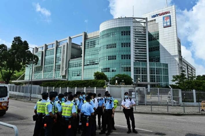 Un extenso grupo de policías llega al edificio One Media en Tseung Kwan O, Hong Kong, China, la mañana del 17 de junio de 2021. (Sung Pi-lung/The Epoch Times)