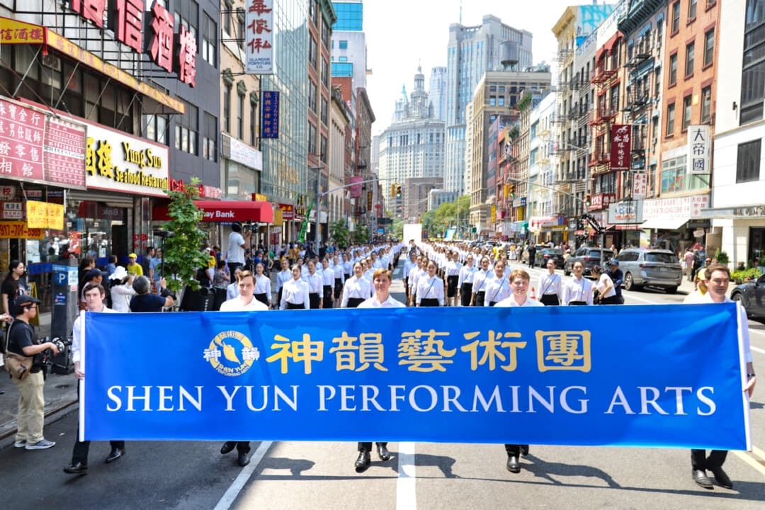 Artistas de Shen Yun Performing Arts se unen a un desfile para pedir el fin de los 26 años de persecución del Partido Comunista Chino contra Falun Gong, en la ciudad de Nueva York, el 20 de julio de 2025. (Benny Zhang/The Epoch Times)