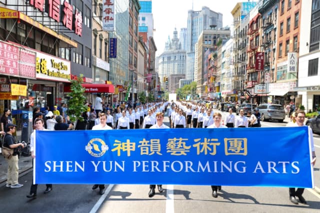 Artistas de Shen Yun Performing Arts se unen a un desfile para pedir el fin de los 26 años de persecución del Partido Comunista Chino contra Falun Gong, en la ciudad de Nueva York, el 20 de julio de 2025. (Benny Zhang/The Epoch Times)