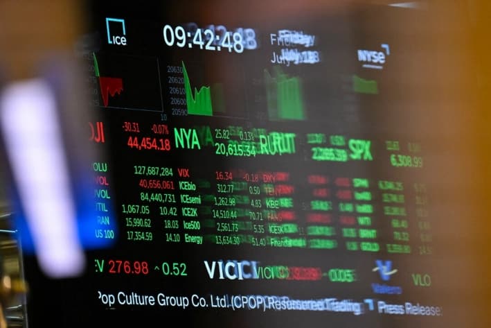 Los números y las estadísticas del día se muestran en un monitor en el piso de la Bolsa de Valores de Nueva York al sonar la campana de apertura, en la ciudad de Nueva York, el 18 de julio de 2025. (Angela Weiss/AFP vía Getty Images)