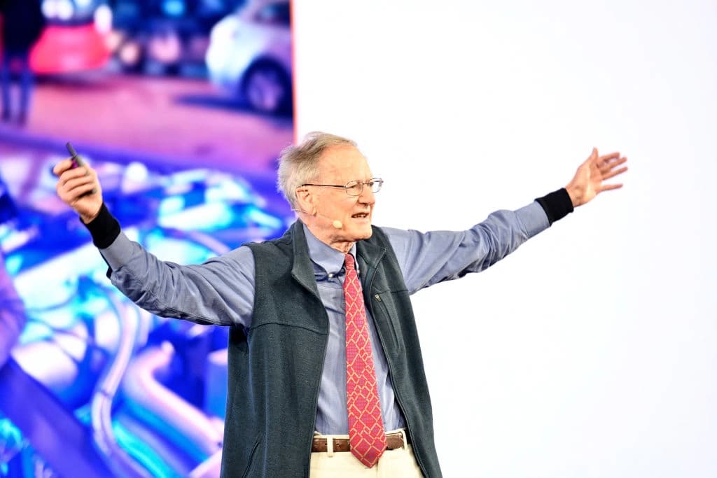 El economista, escritor y visionario tecnológico George Gilder habla en el escenario durante la CoinGeek Conference New York, celebrada en la ciudad de Nueva York el 6 de octubre de 2021. (Eugene Gologursky/Getty Images para CoinGeek).