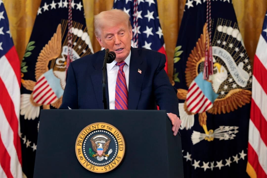 El presidente Donald Trump pronuncia unas palabras durante la ceremonia de firma de la "Ley GENIUS" en el Salón Este de la Casa Blanca, en Washington, el 18 de julio de 2025. (Anna Moneymaker/Getty Images)
