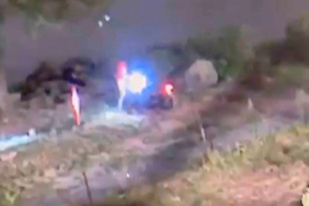 Dos hombres en una motocicleta disparan a un agente de la CBP en un parque de la ciudad de Nueva York el 19 de julio de 2025, en una imagen fija de un video. (DHS a través de AP/Captura de pantalla a través de The Epoch Times)