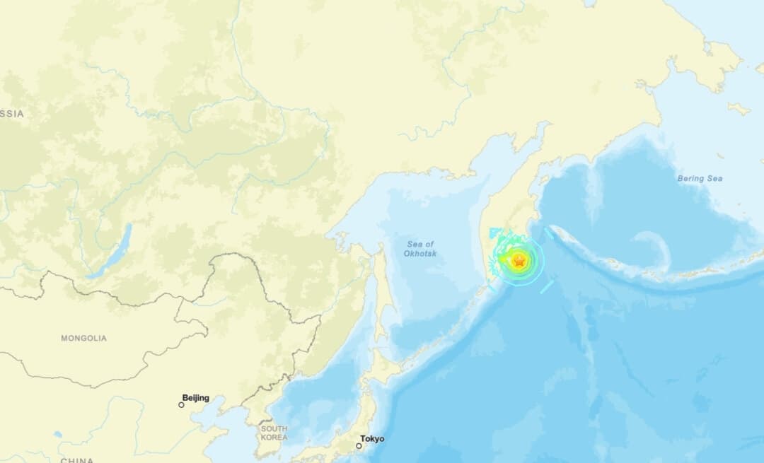 Un mapa muestra la ubicación de un terremoto de magnitud 7.4 que sacudió el mar cerca de la península de Kamchatka, en Rusia, el 20 de julio de 2025. (USGS)
