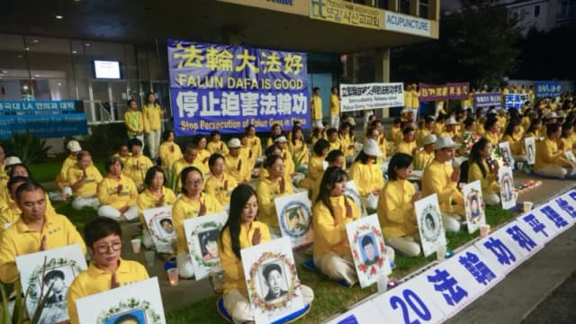 Practicantes de Falun Dafa en Los Ángeles realizan vigilia con velas para condenar la persecución